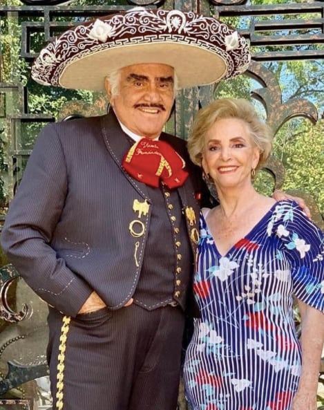 Vicente Fernández y doña Cuquita