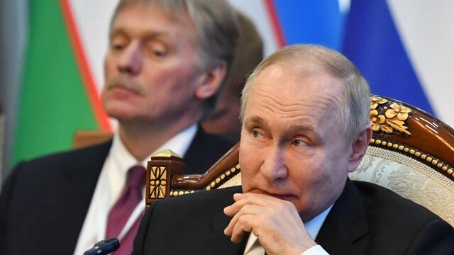 Vladimir Putin y Dmitri Peskov, porta voz de Rusia