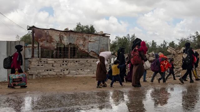 Familias palestinas se desplazan con sus pertenencias, tras la orden de evacuación emitida por el ejército israelí, en Rafah, sur de la Franja de Gaza, este 6 de mayo.