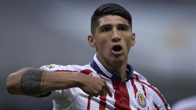 Alan Pulido festeja gol contra América.