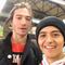 Ezra Miller le ofrece golpearlo para “calmar sus nervios” (VIDEO)