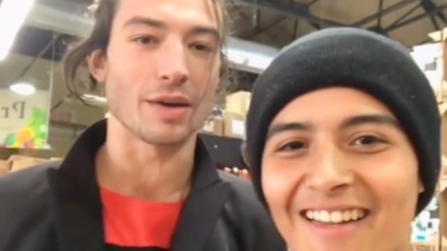 Ezra Miller con fan