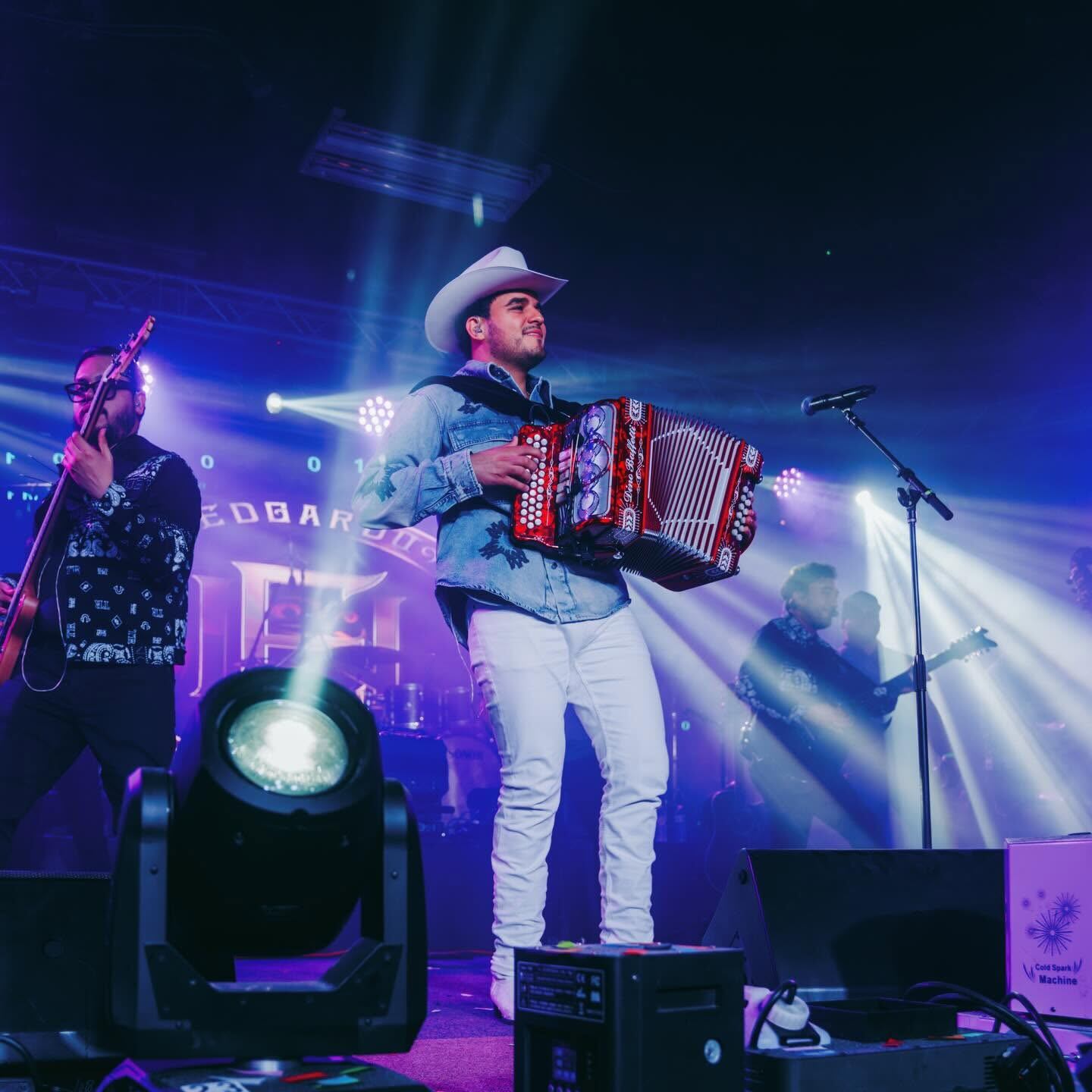 Edgardo Núñez, cantante y compositor de regional mexicano.