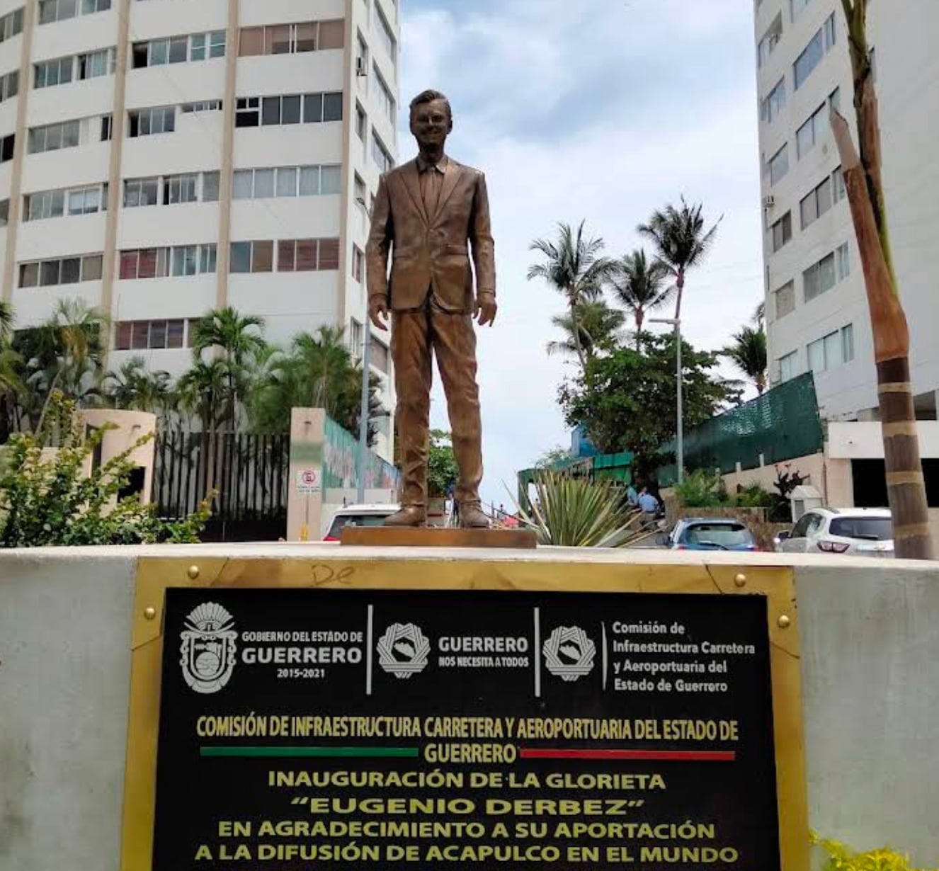 Estatua de Eugenio Derbez en Acapulco