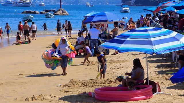 Cientos de turistas disfrutan de las playas del puerto de Acapulco