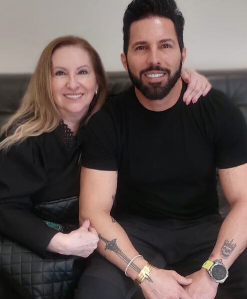 Poncho de Nigris junto a su mamá Leticia Guajardo