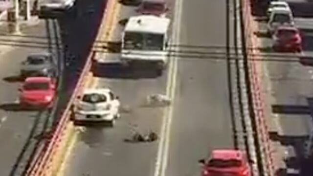 Embisten a tripulante de moto en Ecatepec