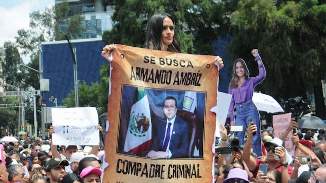 Alessandra Rojo de la Vega, alcaldesa electa de Cuauhtémoc, muestra una manta con la imagen de Armando Ruiz, ex funcionario electoral y a quien acusa de estar vinculado con la familia Monreal