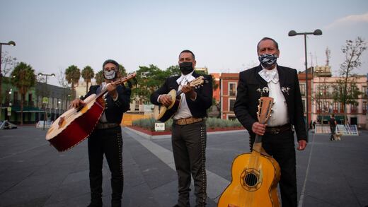 Mariachis se dan tierno beso para celebrar el Orgullo LGBTI