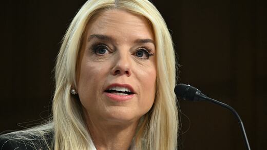 Pam Bondi se refugia en base militar tras amenazas por el caso Epstein