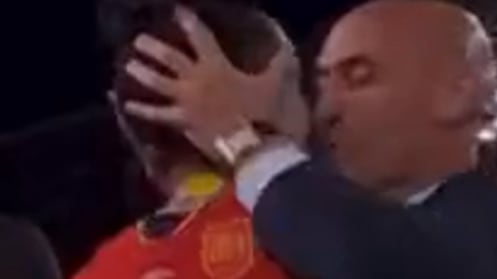 Presidente de la Federación Española planta beso en la boca a Jennifer Hermoso; ella ya se quejó