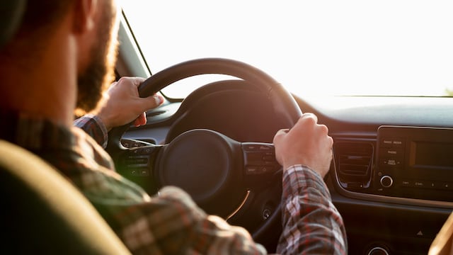 Hombre manejando