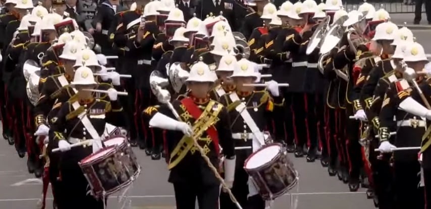 Bandas de guerra hacen su arribo para la coronación de Carlos III