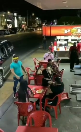 Descubre a esposo infiel con otra y lo llena de mayonesa