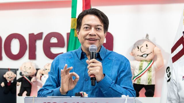 Mario Delgado, presidente de Morena durante conferencia de prensa donde denunciaban que la publicidad de la candidata por la gobernatura del Estado de México ha sido intervenida y tapada con logos del Estado de México