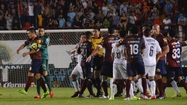 Atlante enfrentando a chivas por la Copa MX.
