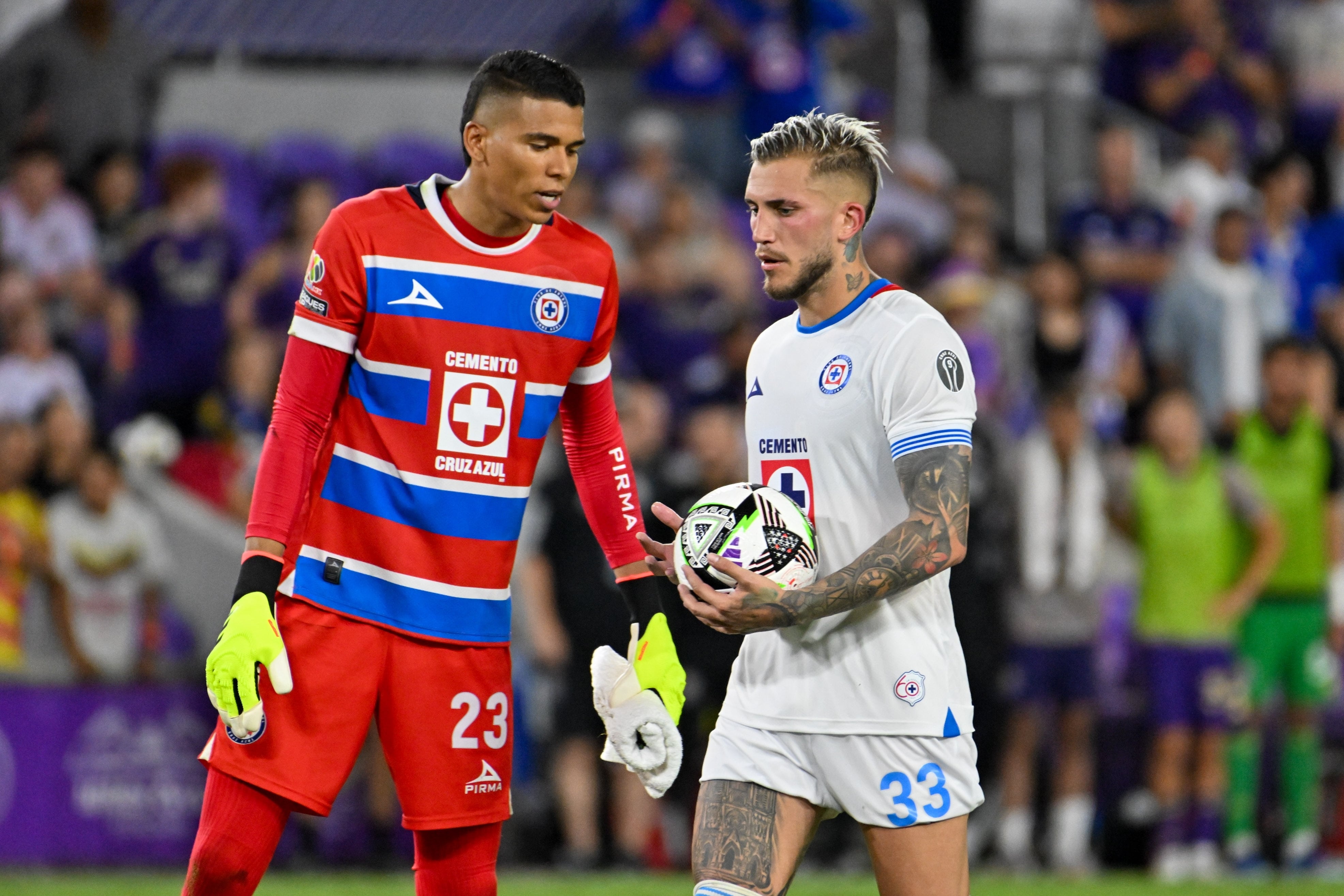 Directiva de Cruz Azul busca salida de Kevin Mier y Gonzalo Piovi
