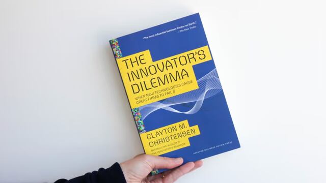 “The Innovator’s Dilemma”, de Clayton M. Christensen, es ampliamente considerado uno de los libros de negocios más influyentes.