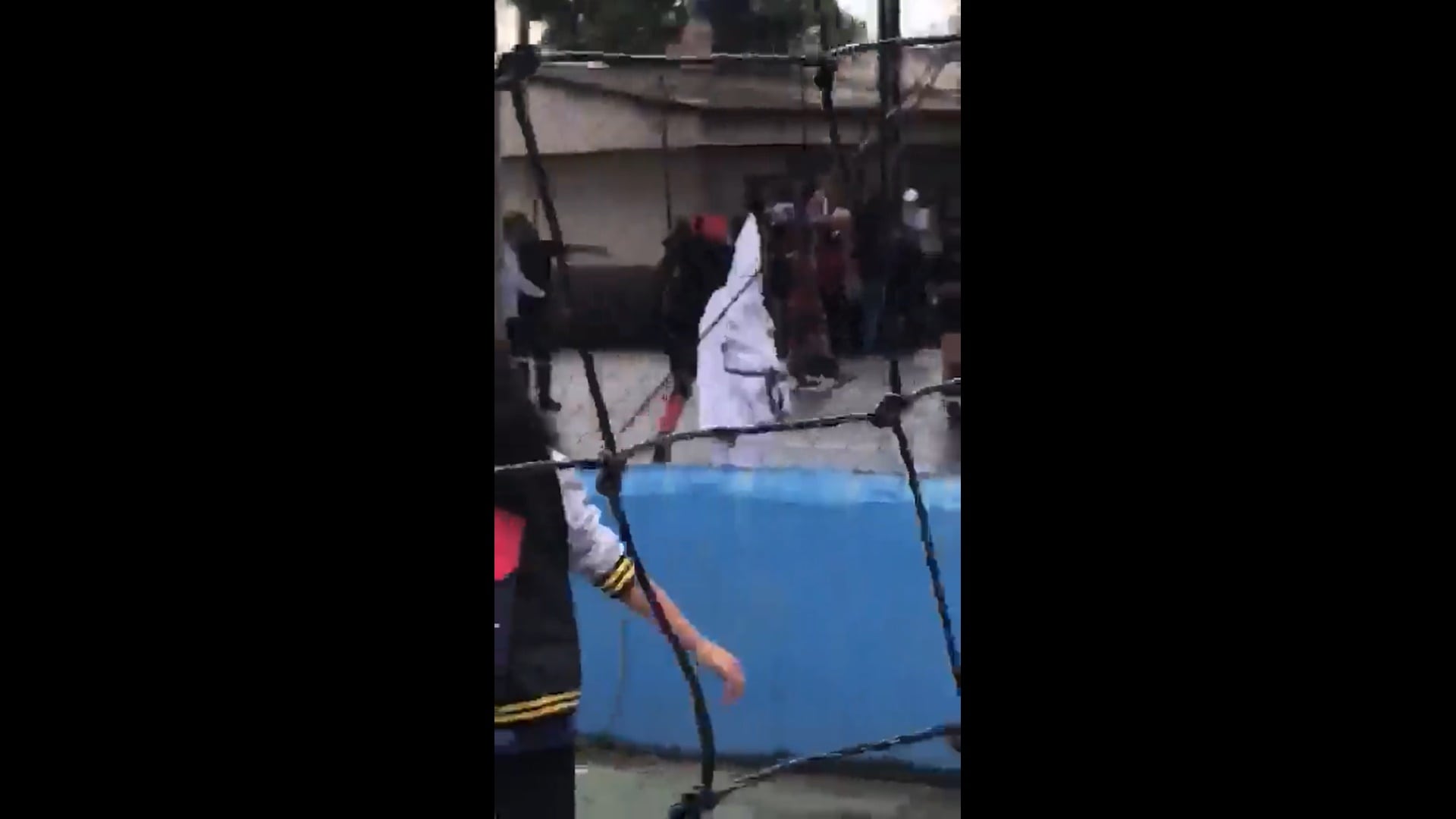 Profesor se disfrazó de un miembro del Ku Klux Klan