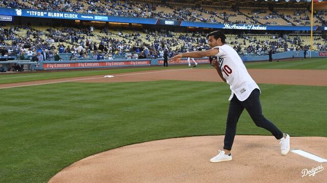 Carlos Vela a la hora de su lanzamiento.