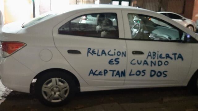 El mensaje en el auto se viralizó en redes.