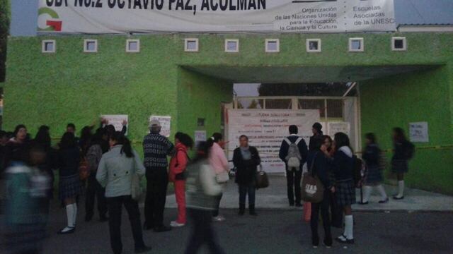 (@Guiesga) Estudiantes y padres se plantan frente a CBT para exigir destitución de directora