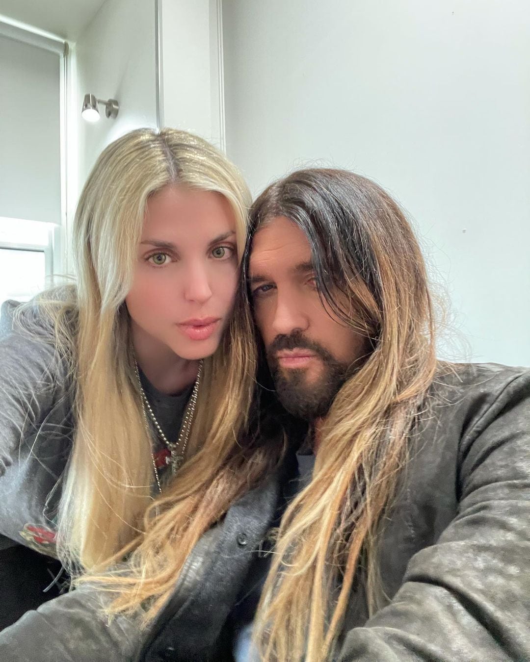 Billy Ray Cyrus es criticado por andar con una mujer más joven que su hija Miley Cyrus