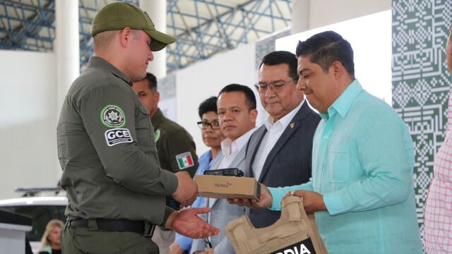 Ricardo Gallardo entrega equipamiento a la guardia civil