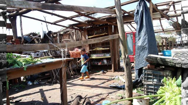 Dos mujeres perdieron la vida cerca del pueblo de Mascota cuando un árbol les cayó encima, además de que se reportan 4 muertos por un accidente vehicular en la carretera Colima-Guadalajara.