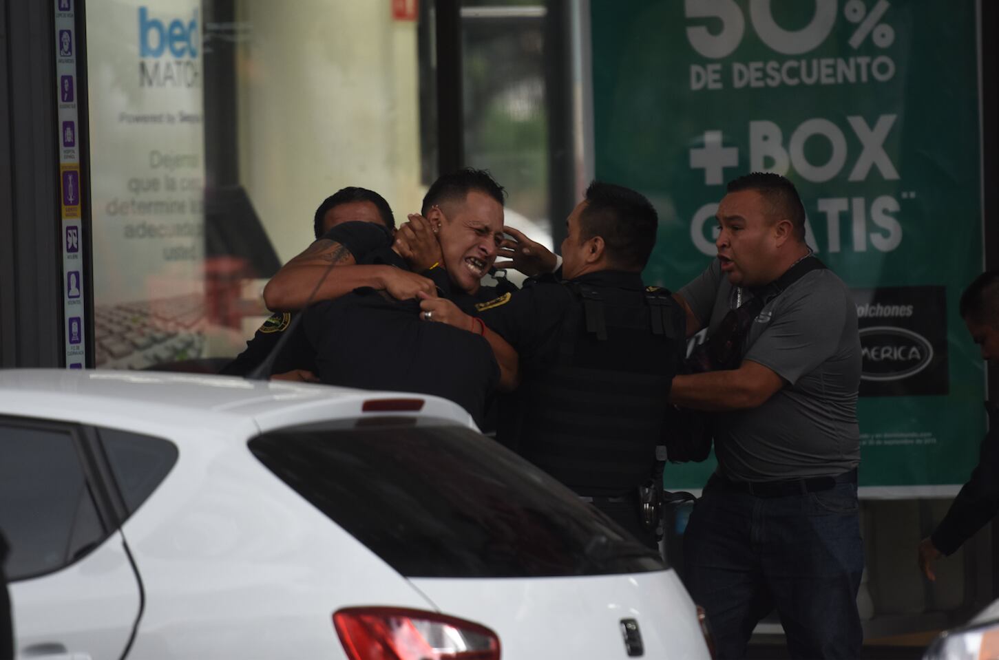 El supuesto padre del sujeto abatido en Polanco estalló en contra de los policías.