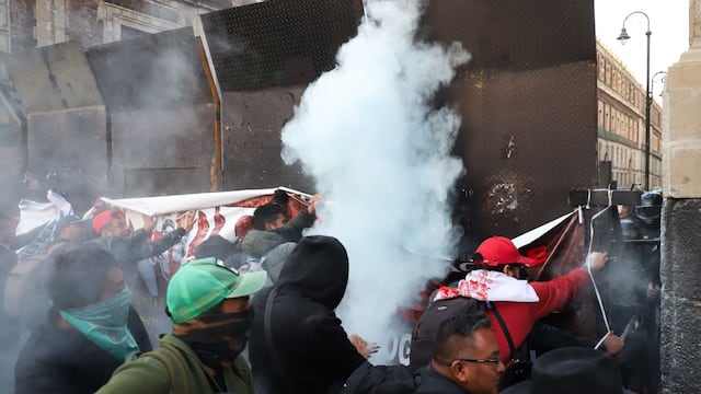 Maestros de la CNTE fueron recibidos con gases lacrimógenos cuando protestaban alrededor de Palacio Nacional