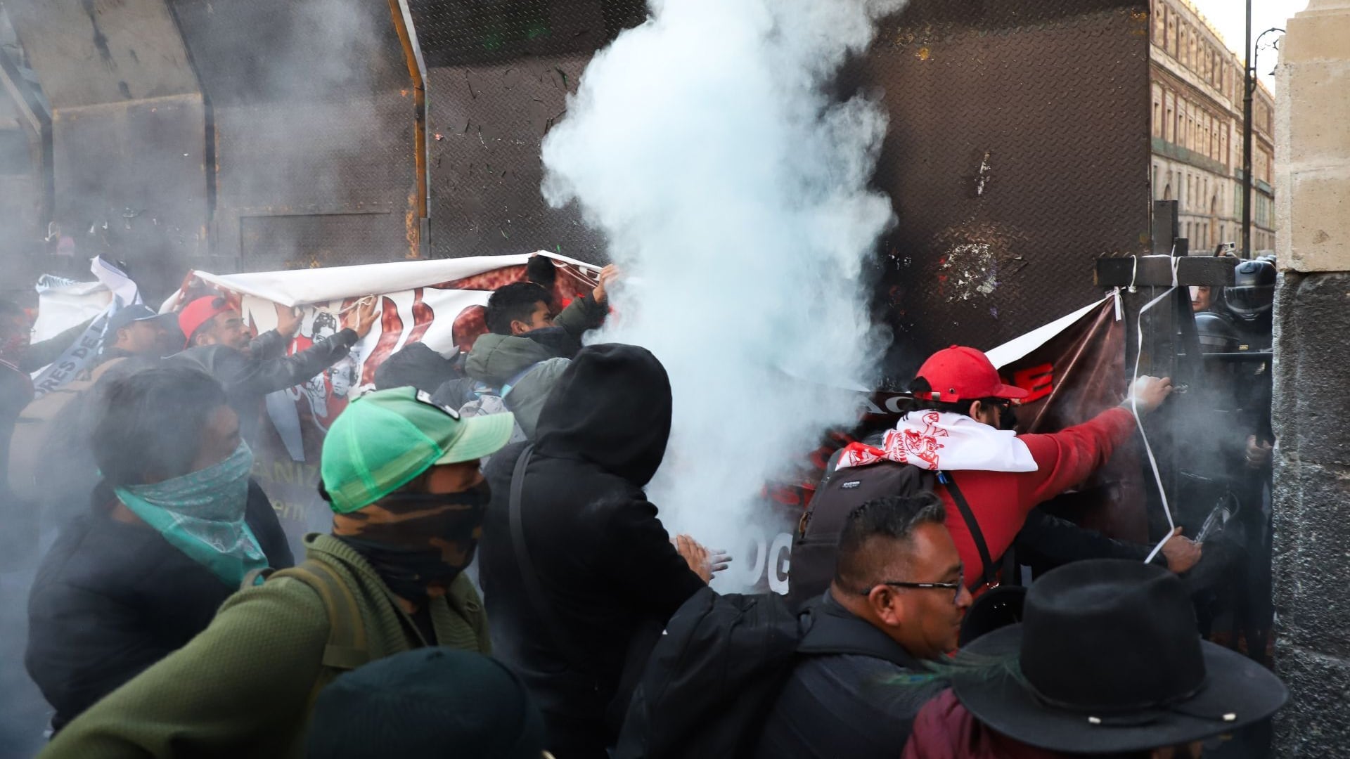 Maestros de la CNTE rompen cerco y avanzan hacia Palacio Nacional en paro nacional