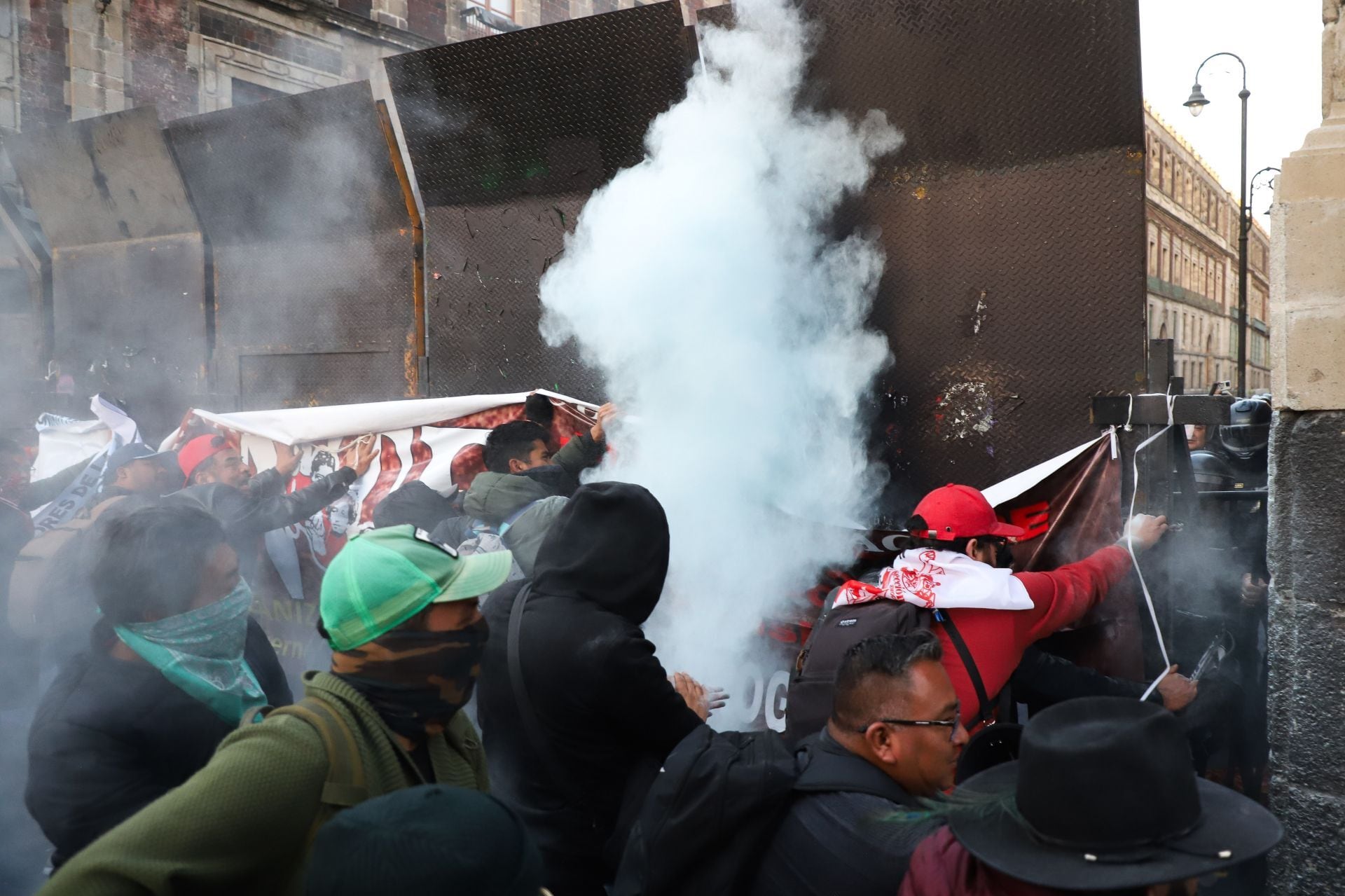 Maestros de la CNTE fueron recibidos con gases lacrimógenos cuando protestaban alrededor de Palacio Nacional