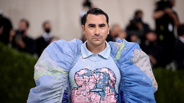 Dan Levy asiste al Met Gala 2021, con un traje que habla de la homofobia.