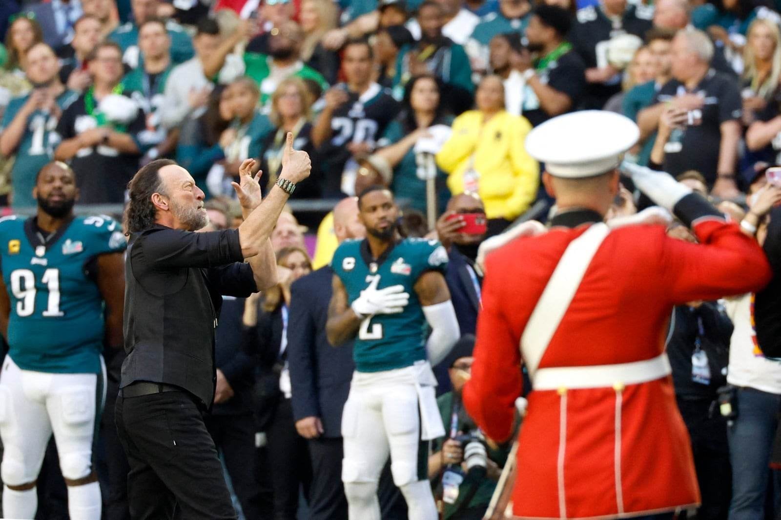Troy Kotsur interpreta el himno nacional en lenguaje de señas en el Super Bowl LVII