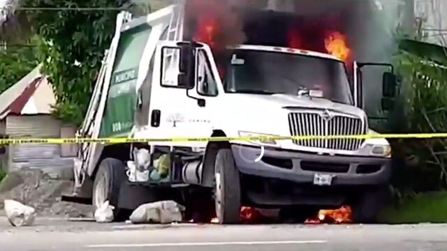Camión de basura incendiado tras impacto con cables de alta tensión.
