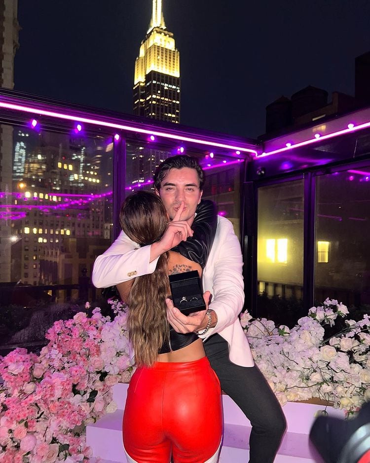 Christian Estrada y Ferka se comprometen