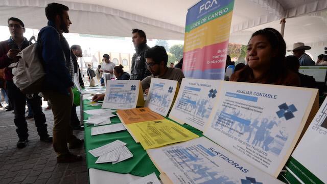 Imagen de una feria del empleo en el Estado de México.
