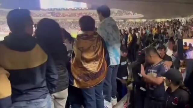 Sacaron a fans por pelea en el Pumas vs América.