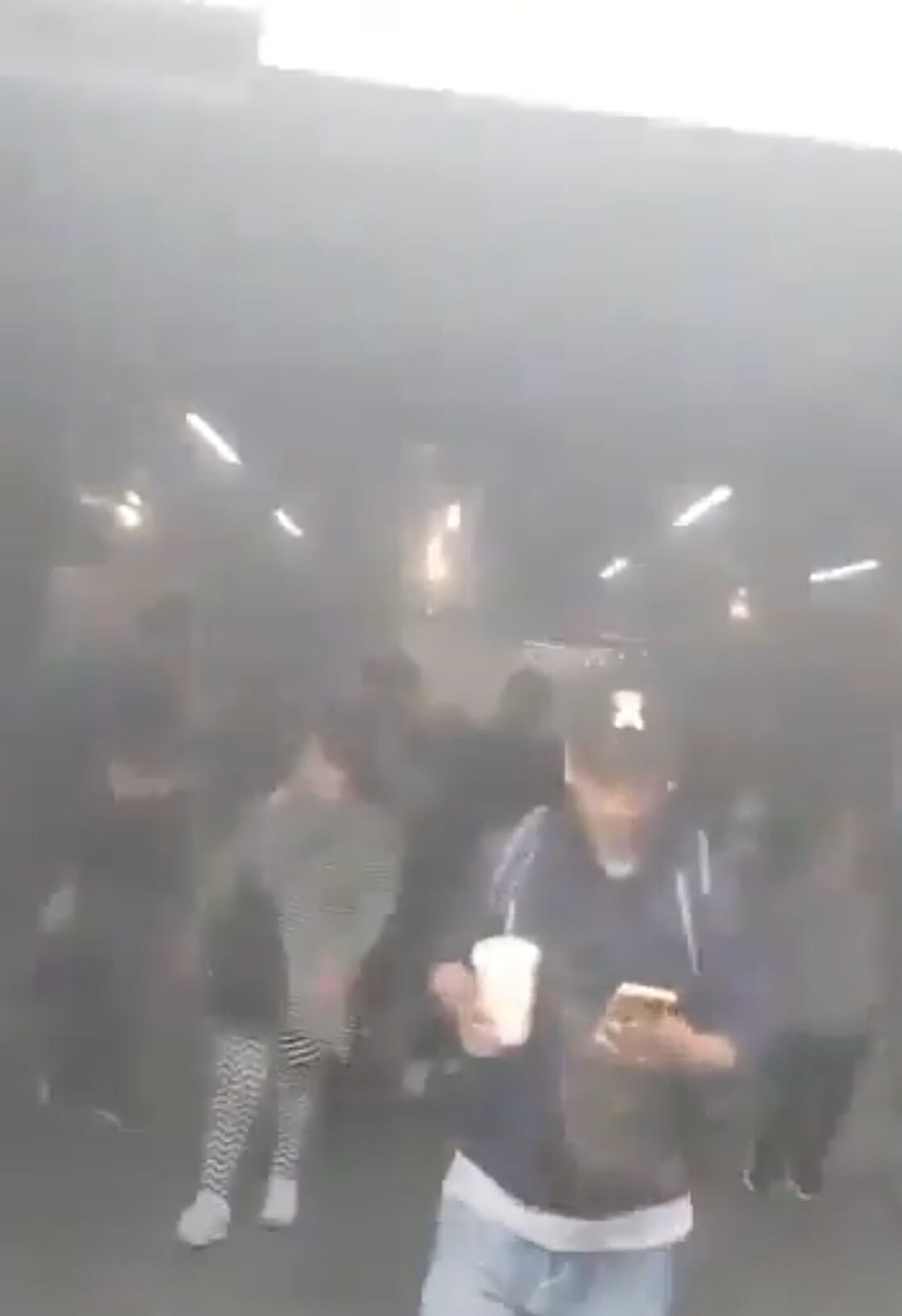 Humo en la estación Taxqueña de la Línea 2 del Metro CDMX