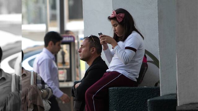 Esta condición es llamada “text neck” o cuello de texto, la cual es causada por tener la cabeza inclinada demasiado tiempo hacia delante leyendo textos o viendo videos.