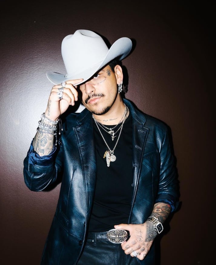 Christian Nodal lleva un collar con el nombre de su bebé