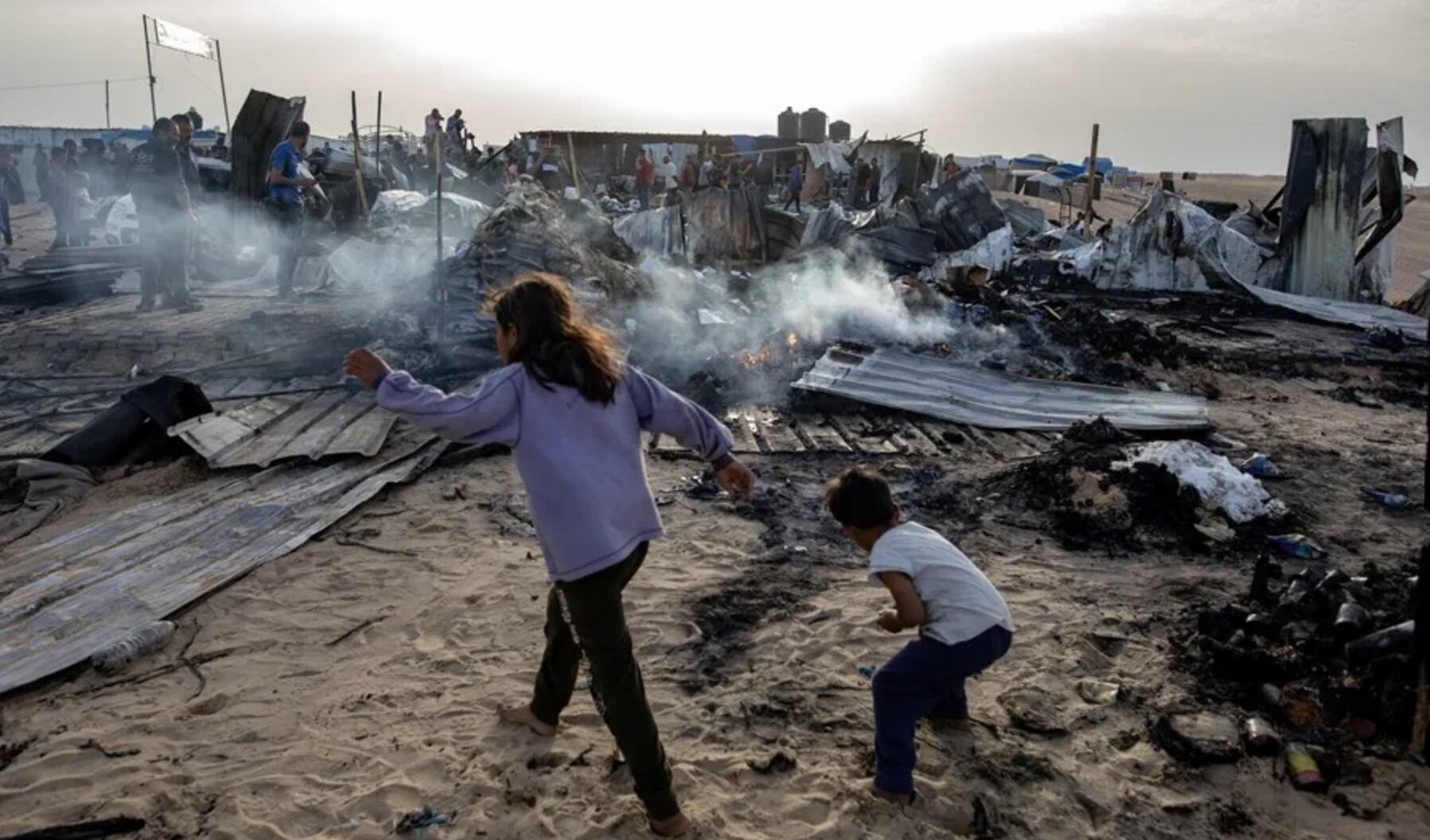 Bombardeo en campamento de refugiados en Rafah deja 45 muertos