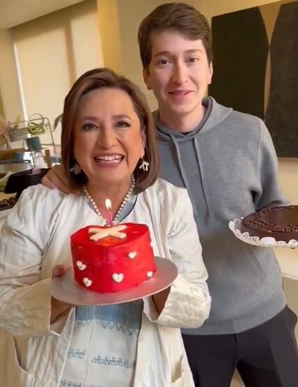 Xóchitl Gálvez celebra su cumpleaños 61 con hermoso pastel