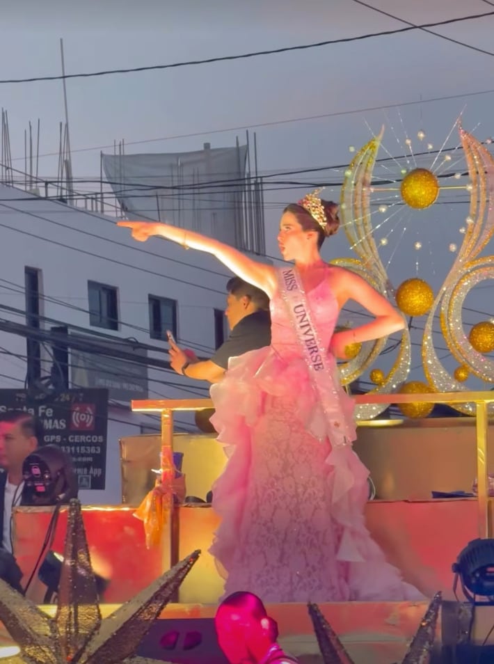 Fátima Bosch es recibida con una Caravana Navideña en Tabasco