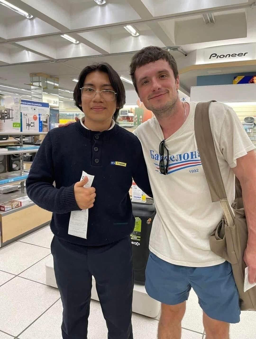Josh Hutcherson fue visto en un Coppel de México