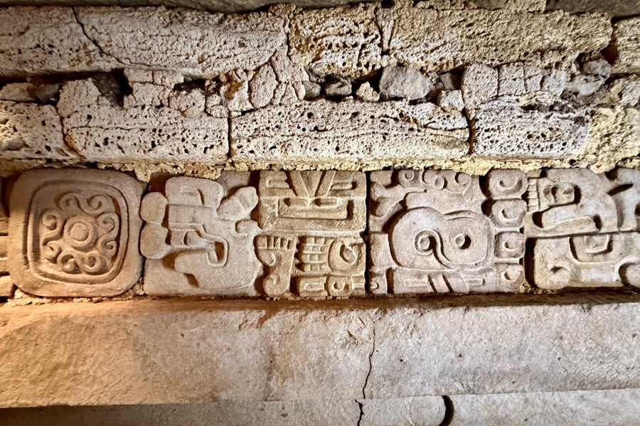 Salomón Jara recorre la Tumba 10 de Huitzo junto a Claudia Curiel.