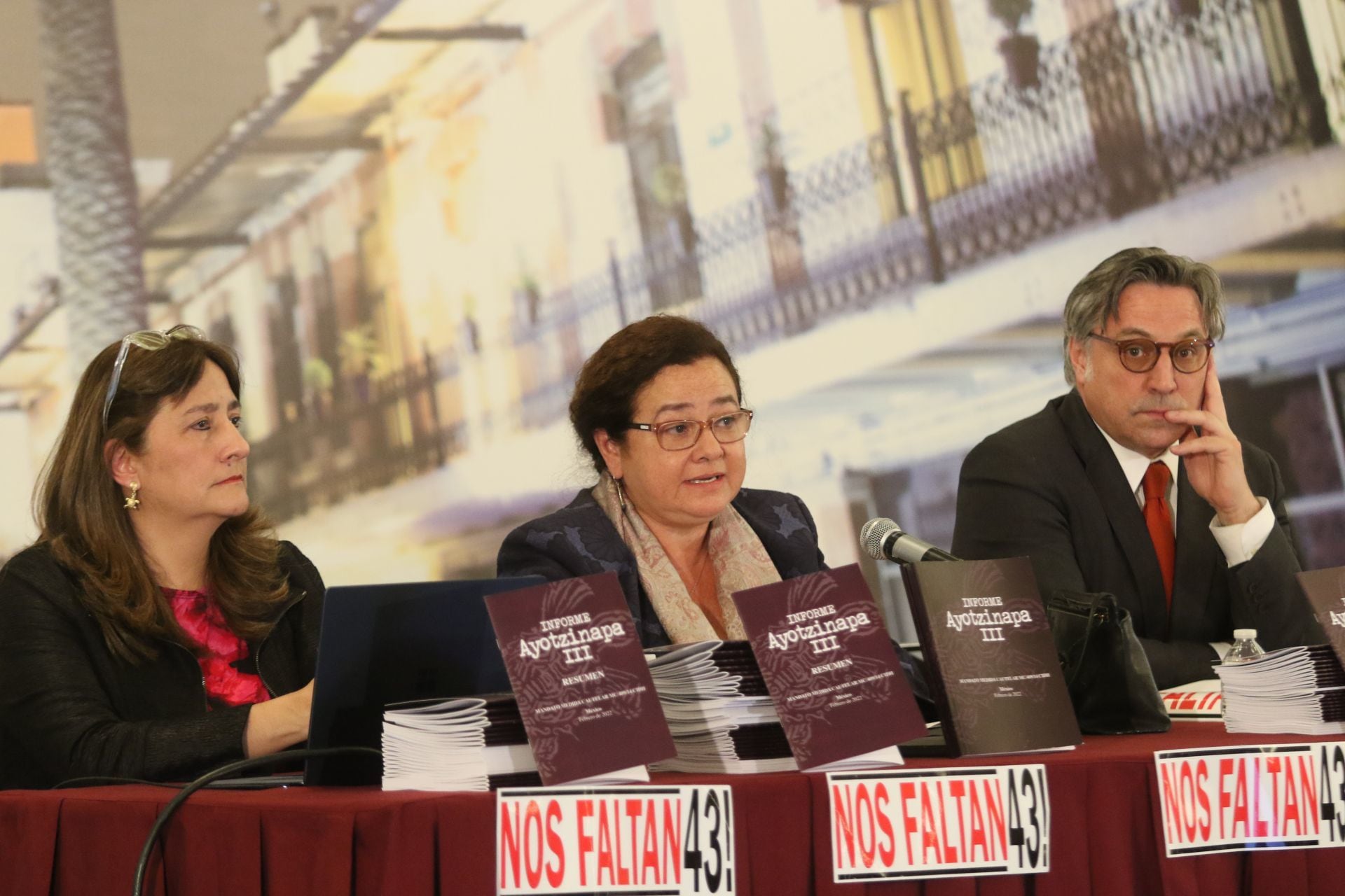 CIUDAD DE MÉXICO, 28MARZO2022.-Ángela Buitrago, Carlos Beristain, Claudia Paz y Paz y Francisco Cox, que integran el Grupo Interdisciplinario de Expertos Independientes (GIEI) presentaron el Tercer Informe de su investigación de la desaparición de los 43 estudiantes de Ayotzinapa. En el cual estuvo presentes padres de los normalistas, Alejandro Encinas y Omar Gómez Trejo.
FOTO: MOISÉS PABLO/CUARTOSCURO.COM