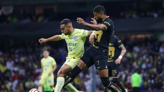 Juan Ignacio Dinenno de los Pumas, durante el encuentro contra el América, que empataron a un gol, en el Estadio Azteca