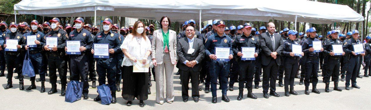 Lía Limón en el evento de reconocimiento a policías de Álvaro Obregón